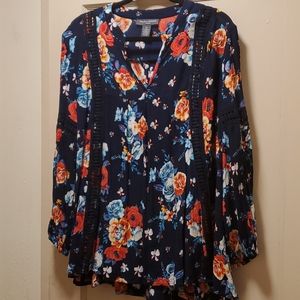 Chelsea & Theodore Woman flowy top